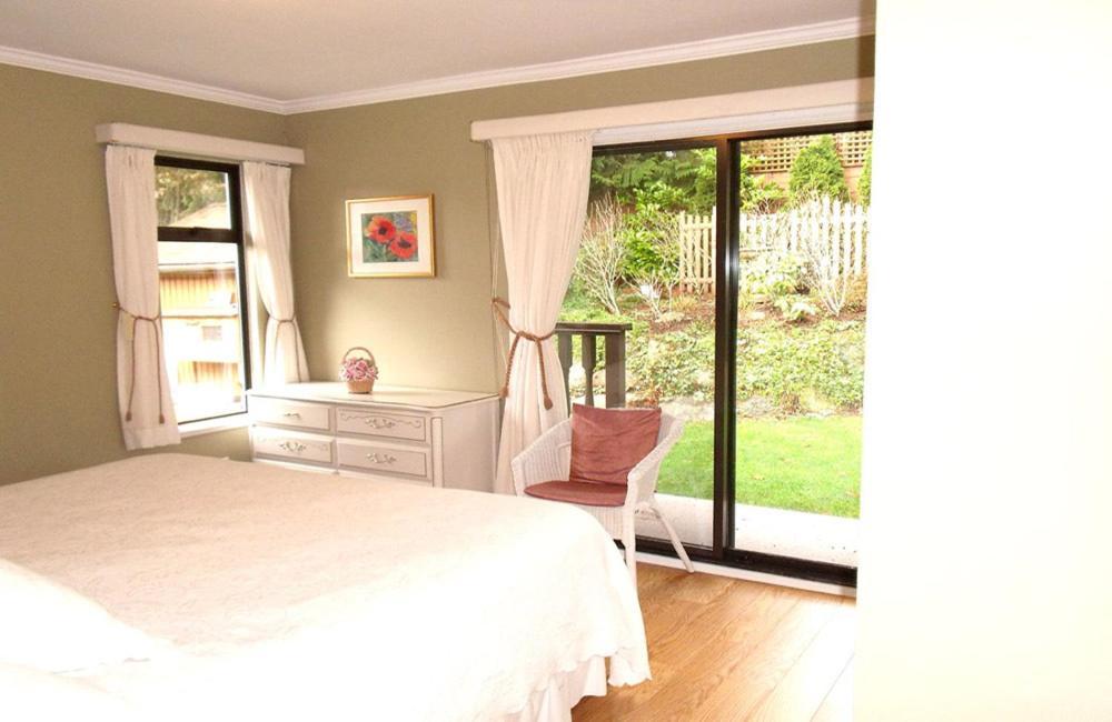 Mountain Bed & Breakfast North Vancouver Rom bilde